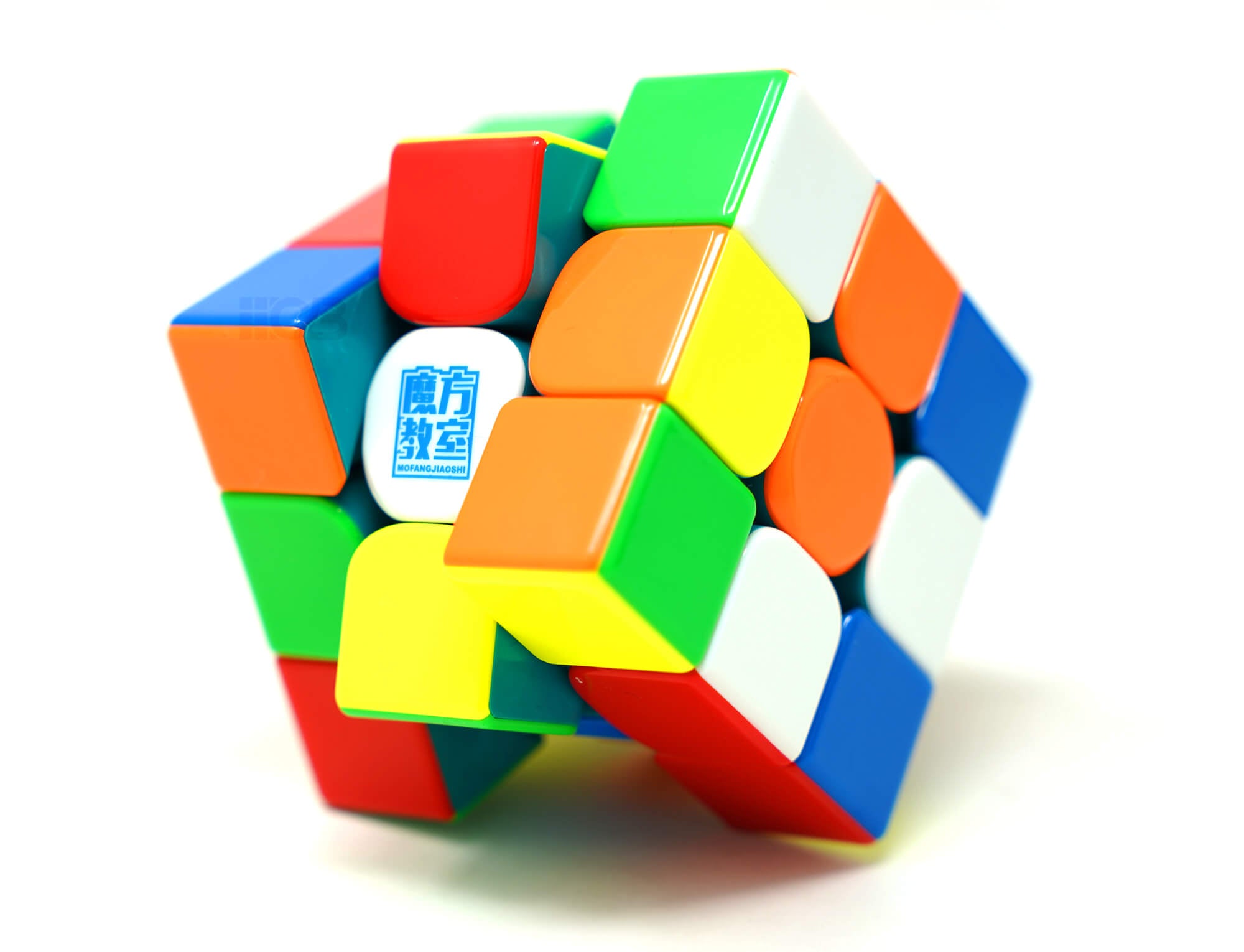 Cubo Mágico Super RS3M V2 MoYu stickerless em vista frontal diagonal
