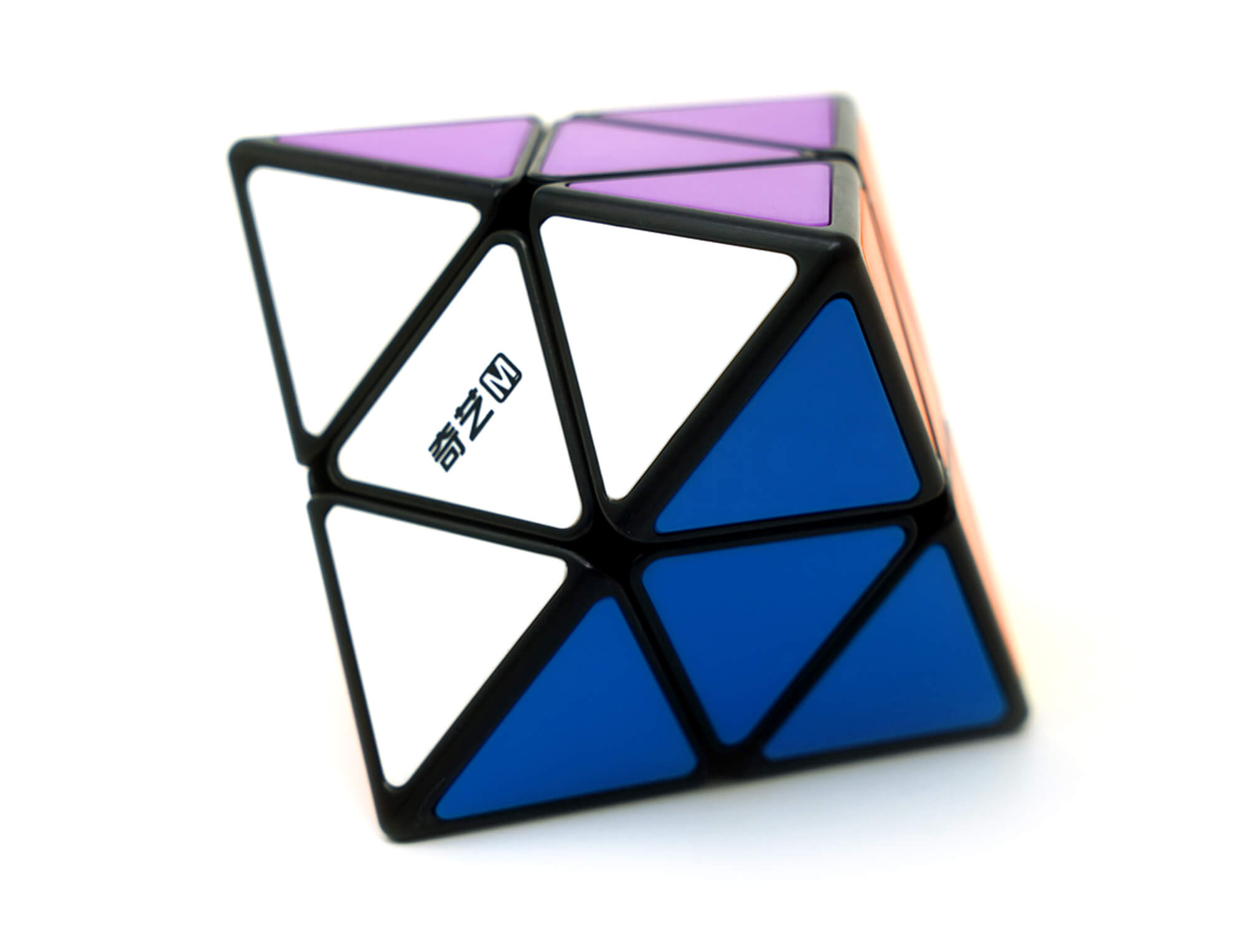 Skewb Diamond Magnético QiYi — vista frontal mostrando o formato de octaedro com peças coloridas