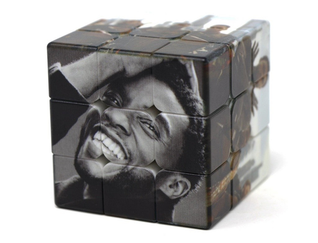 Vista lateral do Cubo Mágico Pantera Negra mostrando detalhe da arte impressa