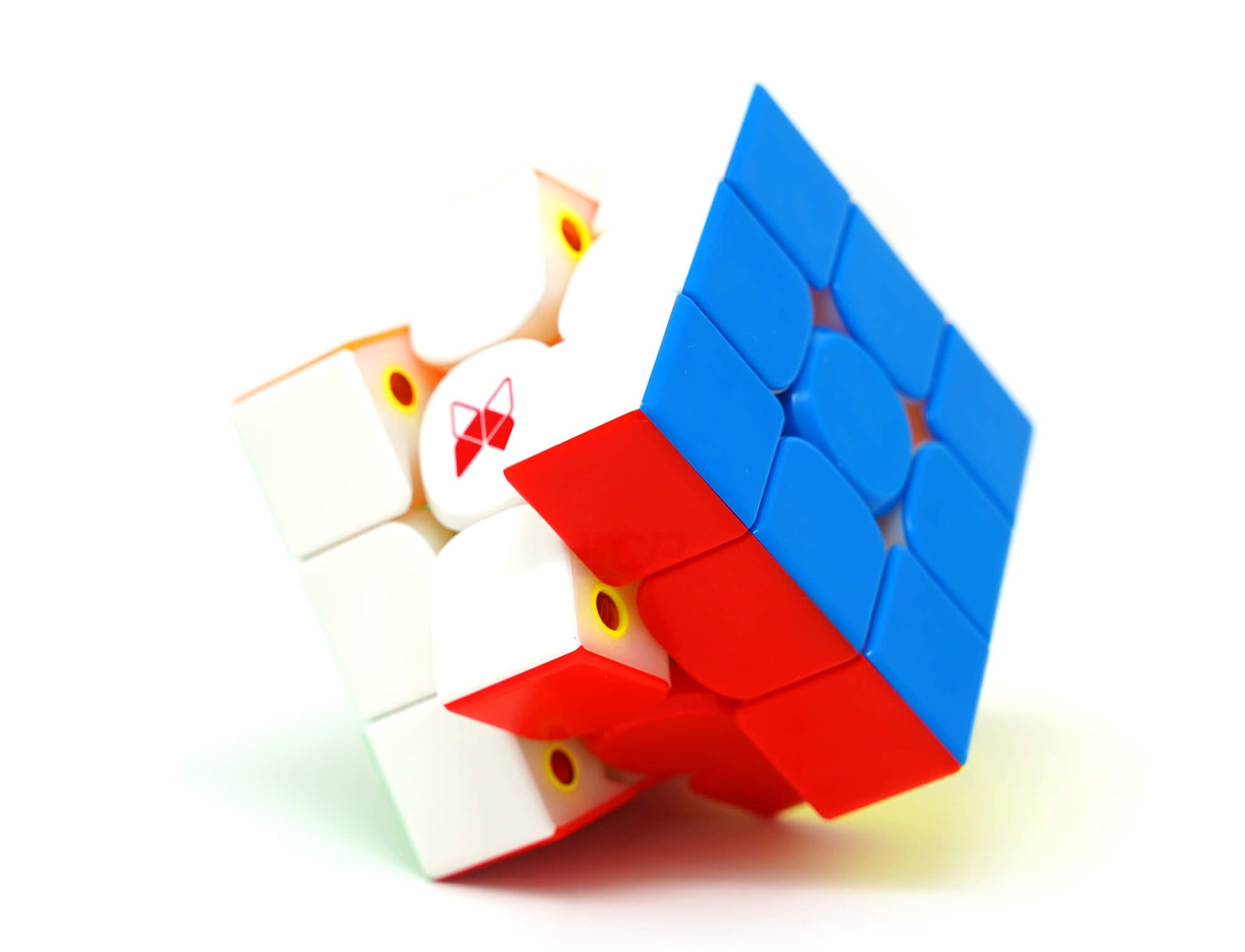 Cubo Mágico 3x3 Tornado V3 em posição de giro, destacando a agilidade das camadas