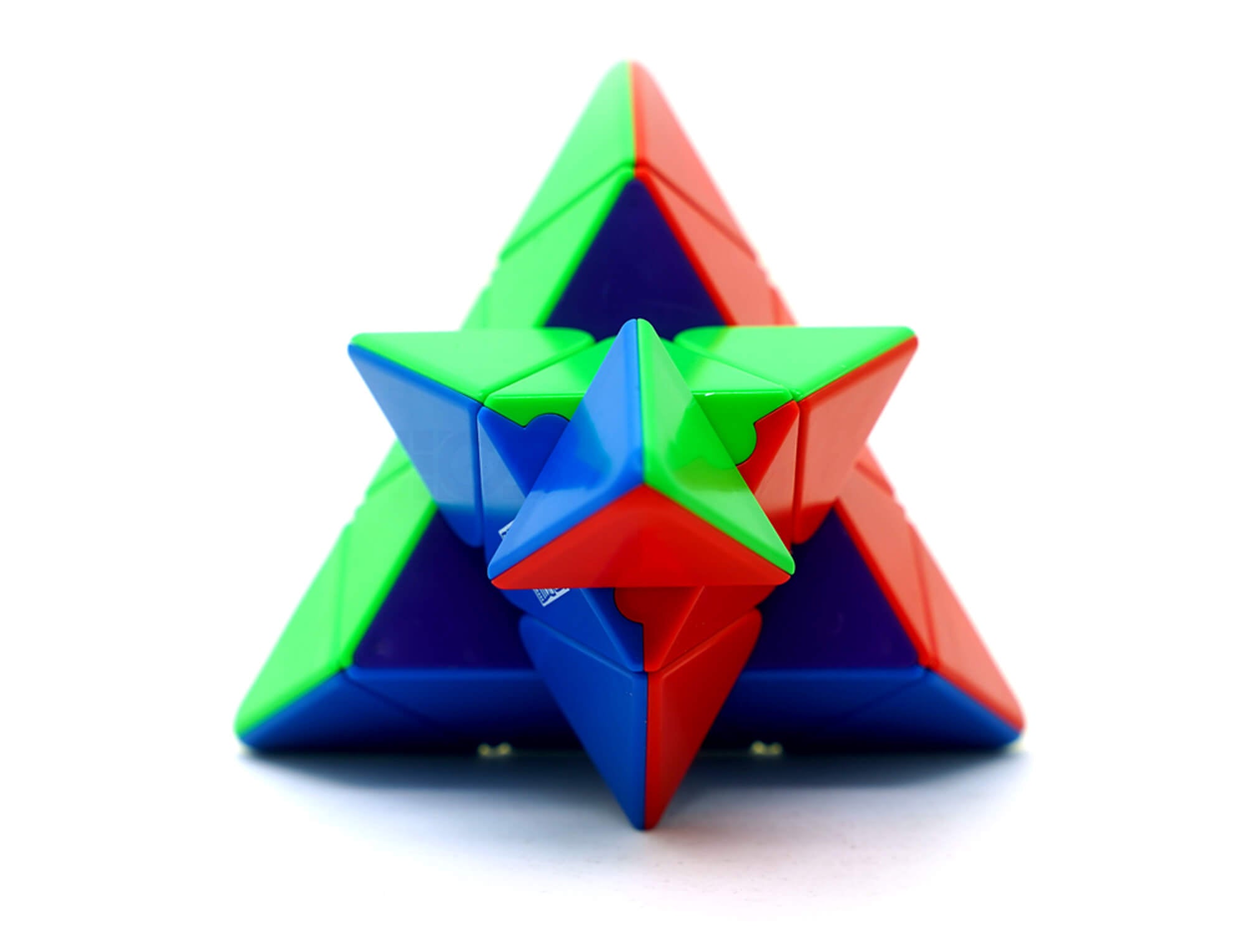 Pyraminx RS MagLev MoYu stickerless — vista frontal mostrando as quatro faces coloridas