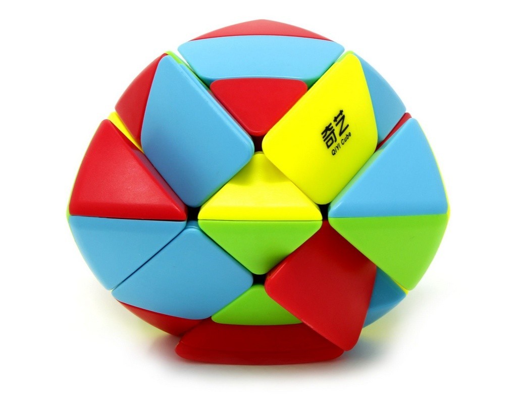 Mastermorphix QiYi 3x3 stickerless em ângulo lateral mostrando a variação de formas durante a resolução
