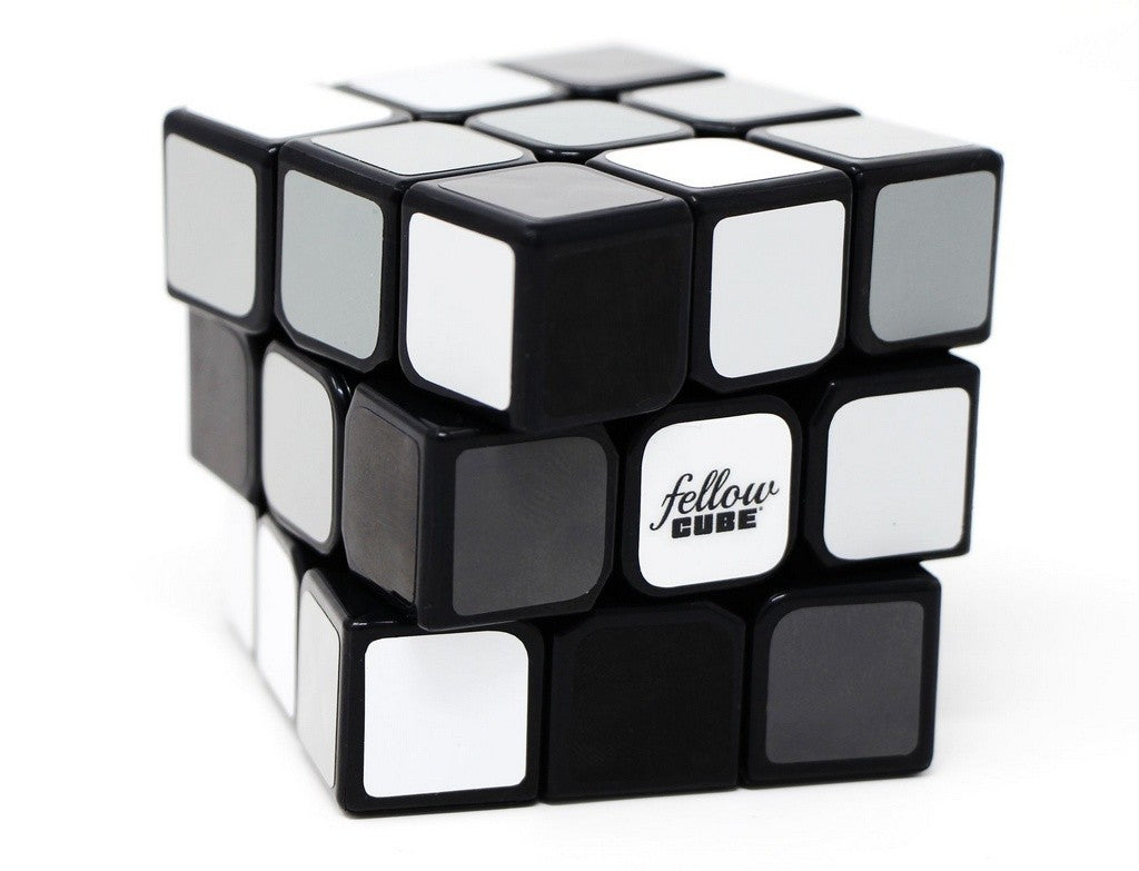 Detalhe lateral do Fellow Cube Preto e Branco Wandinha mostrando as peças e o mecanismo de corte de quinas