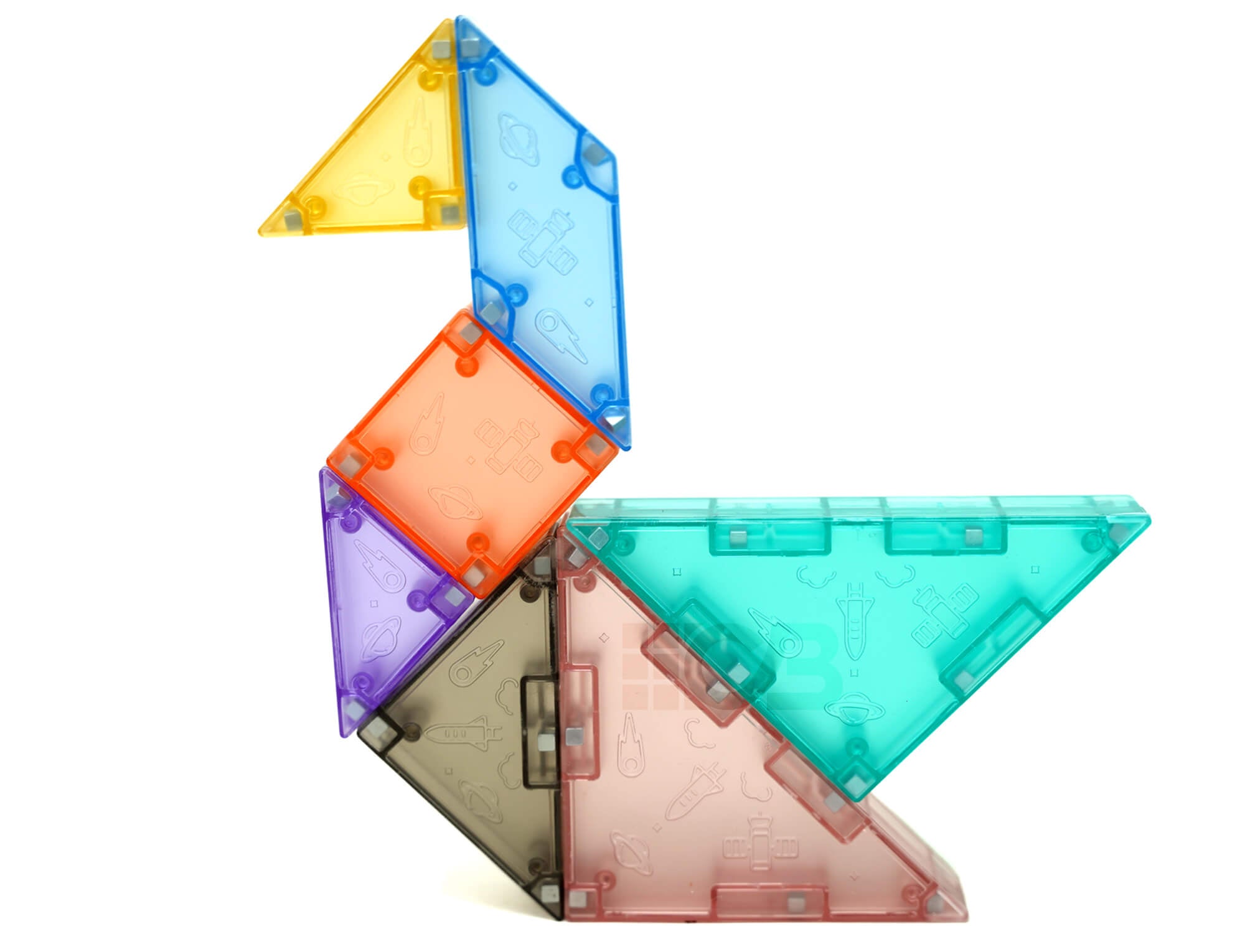 Vista aproximada das peças do Tangram magnético QiYi mostrando acabamento colorido