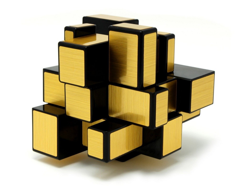 Mirror Blocks 3x3 QiYi Dourado embaralhado mostrando a deformação das peças de alturas diferentes