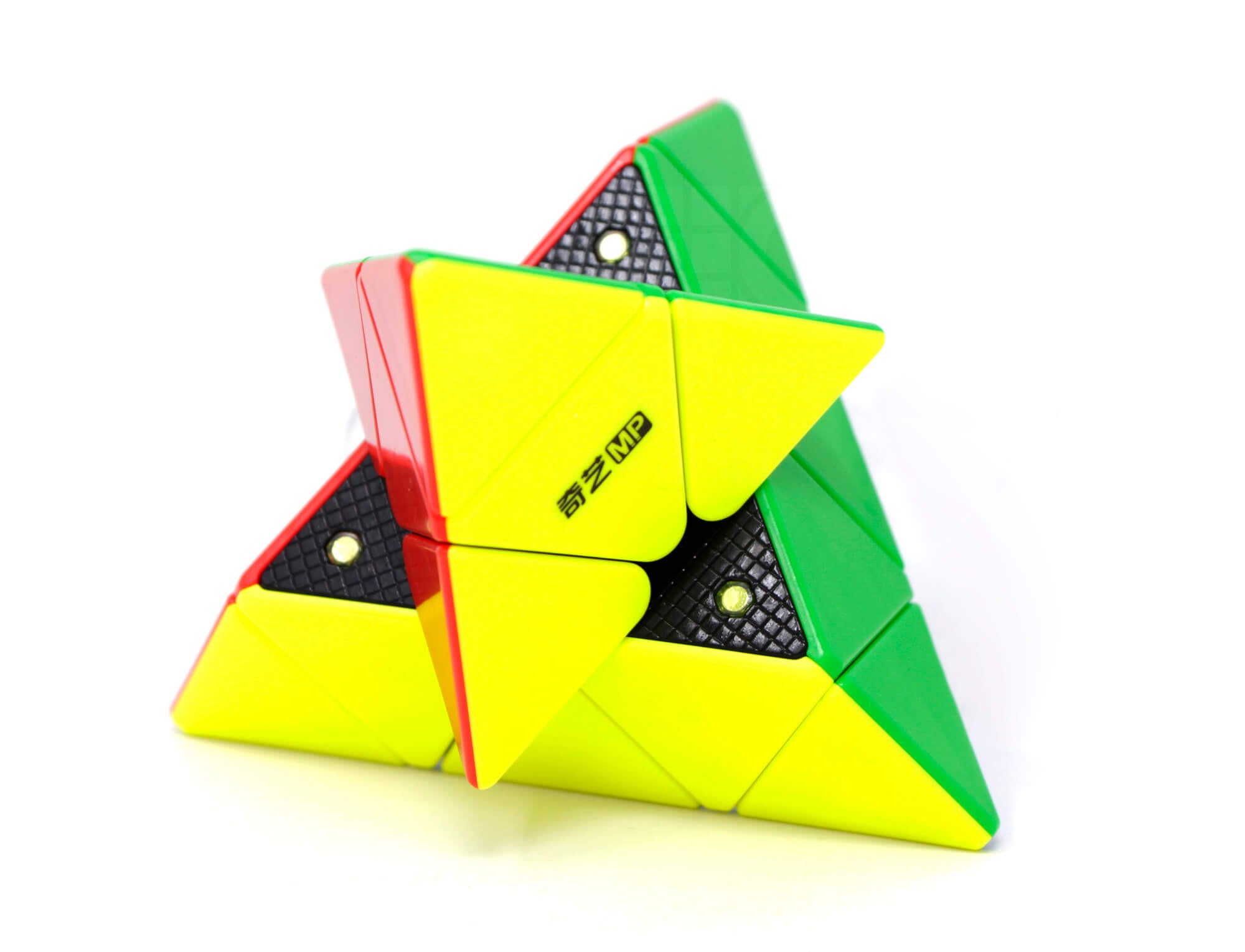 Embalagem do Pyraminx MP Magnético QiYi ao lado do cubo mágico de pirâmide montado