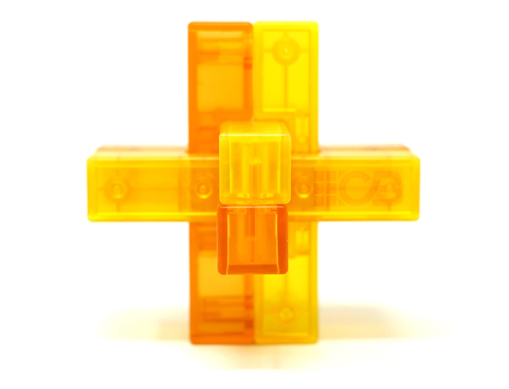 Detalhe do encaixe das peças do Kong Ming Six Pieces V1 QiYi em plástico ABS amarelo