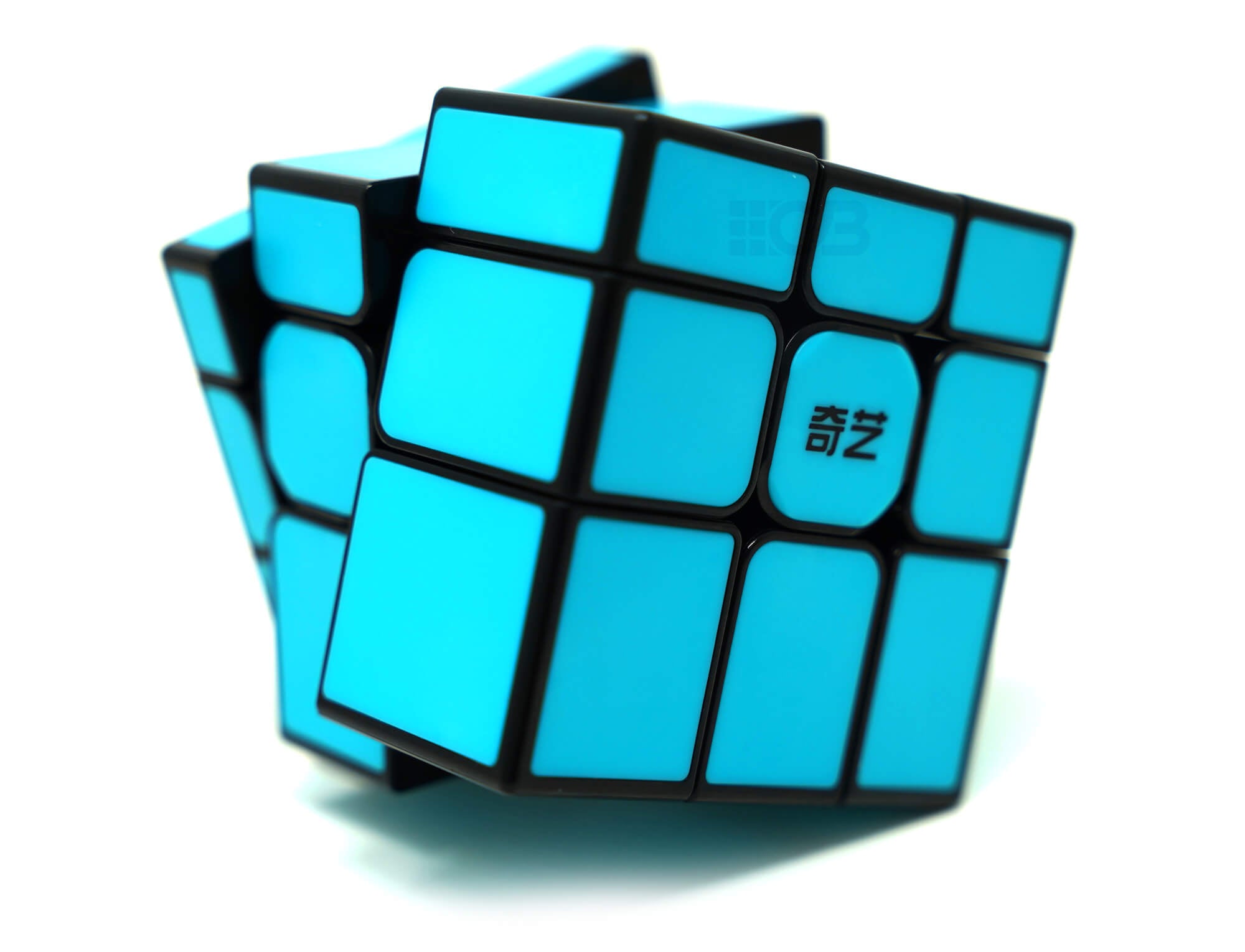 Mirror Blocks 3x3 azul QiYi embaralhado mostrando as peças de alturas diferentes