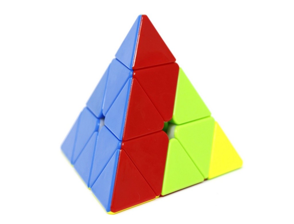 Pyraminx Bell X-Man QiYi em ângulo lateral destacando o formato de pirâmide e as peças coloridas