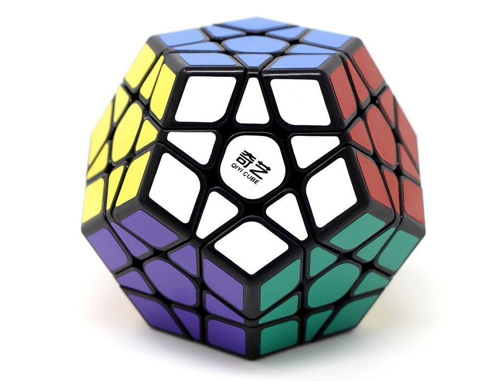 Os quatro cubos mágicos QiYi do kit dispostos juntos: Megaminx, Pyraminx, Skewb e Ivy