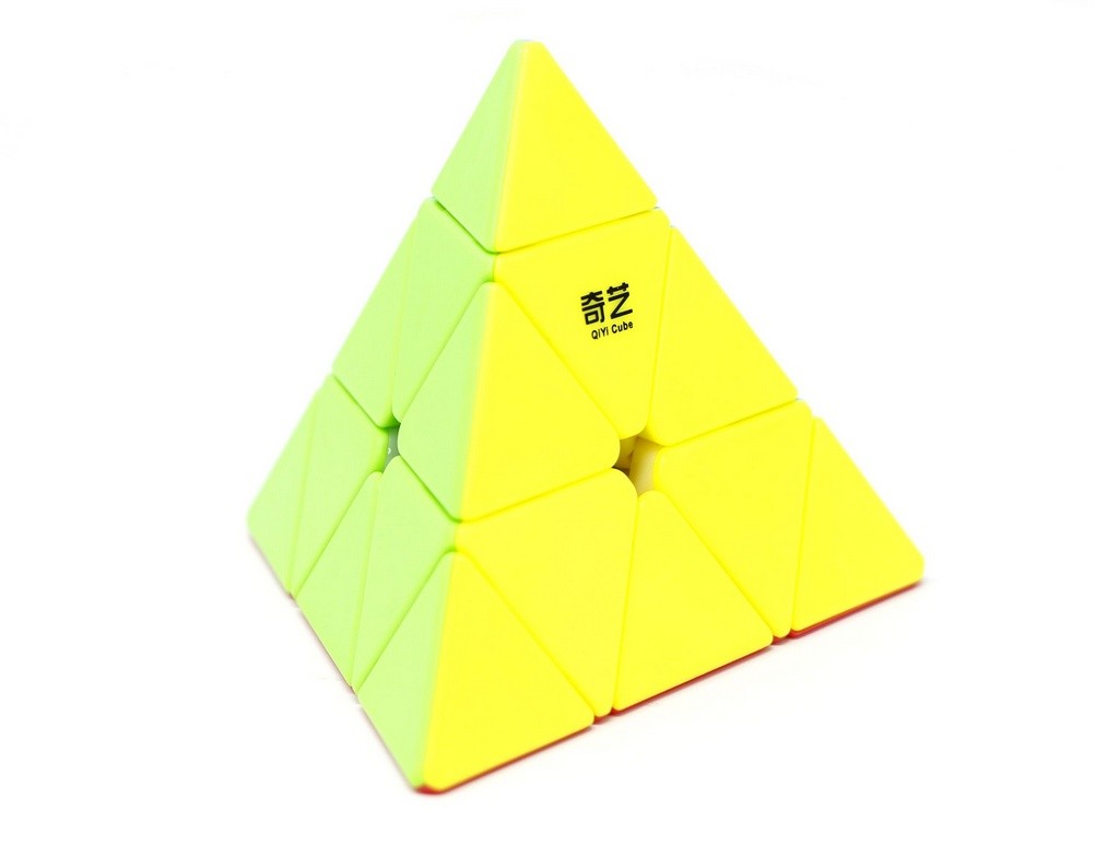 Pyraminx QiYi Qiming Stickerless em vista de cima mostrando o topo e os vértices