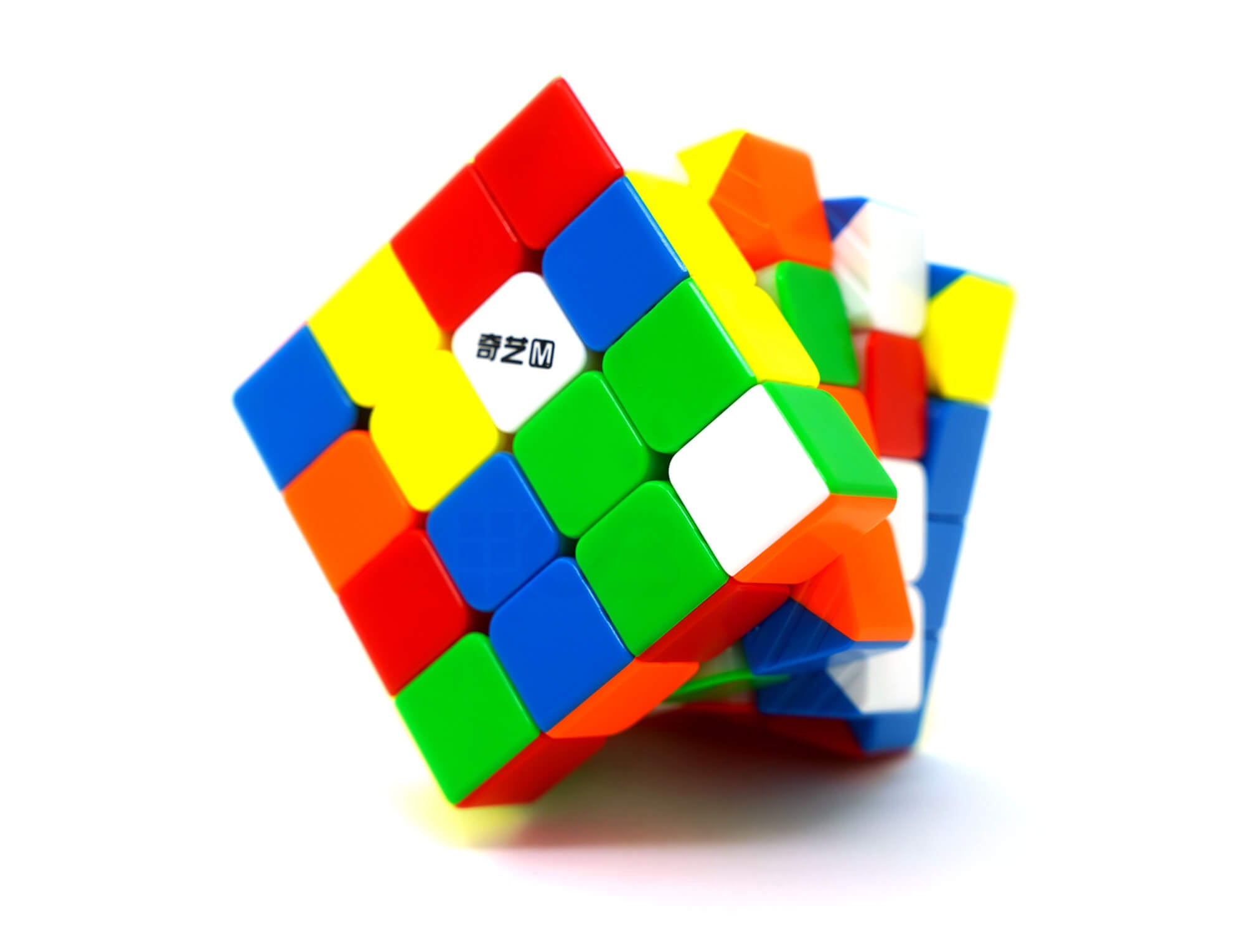 Cubo Mágico 4x4 QiYi M Pro em ângulo lateral mostrando profundidade das camadas
