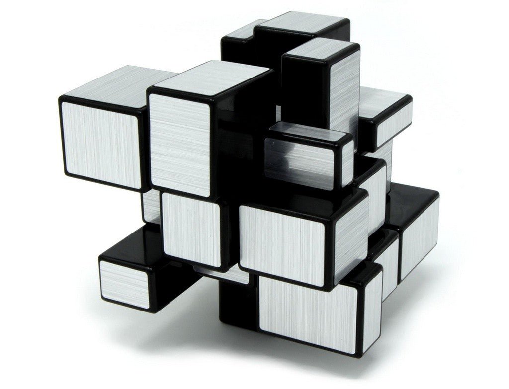 Detalhe das peças espelhadas prateadas do Mirror Blocks QiYi sobre superfície escura