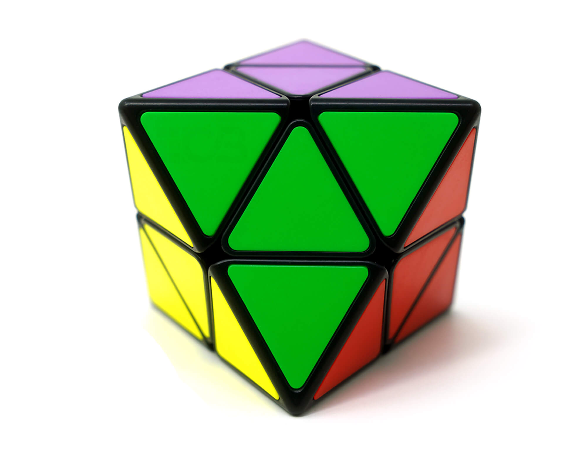Skewb Diamond QiYi stickerless em ângulo lateral destacando as faces triangulares