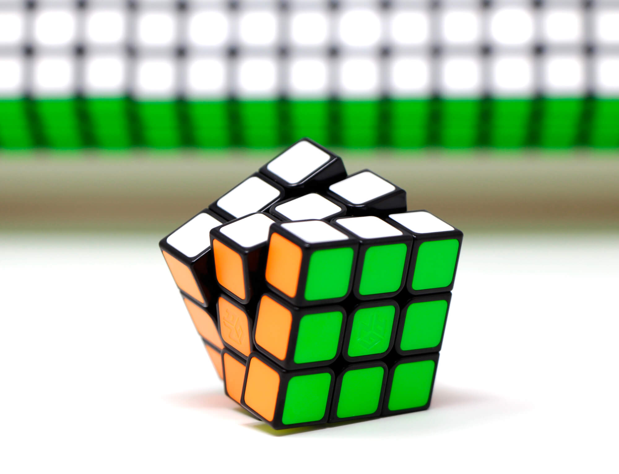 Mosaico GAN Mosaic Cube exibido na parede em posição vertical com suporte a 90°