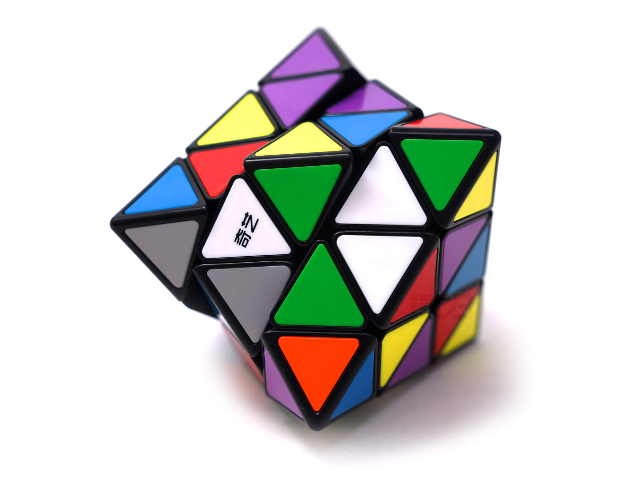 Cubo mágico FTO QiYi stickerless em ângulo lateral destacando as faces triangulares