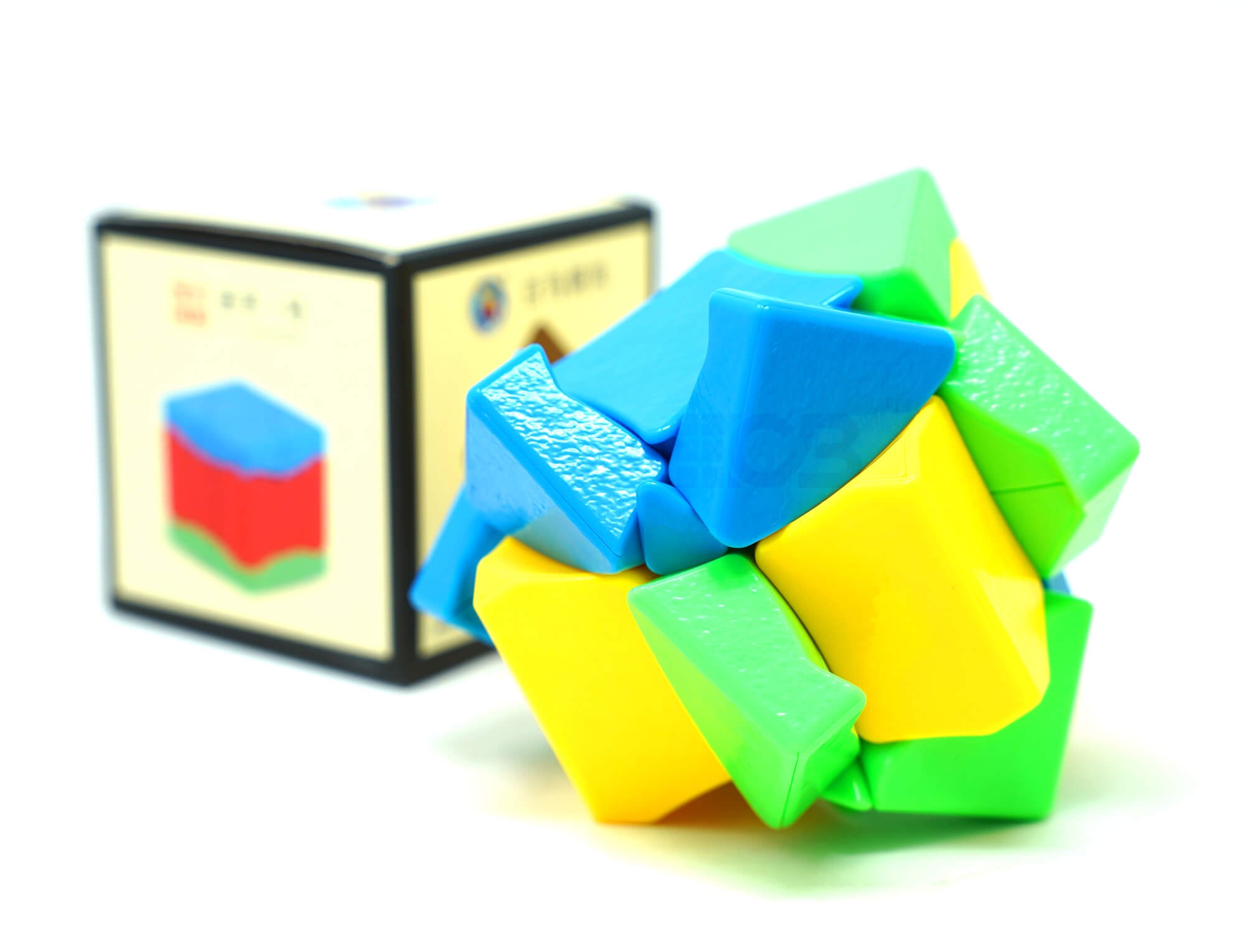 Phoenix SengSo 3x3 shape mod — ângulo lateral destacando o perfil diferenciado das peças