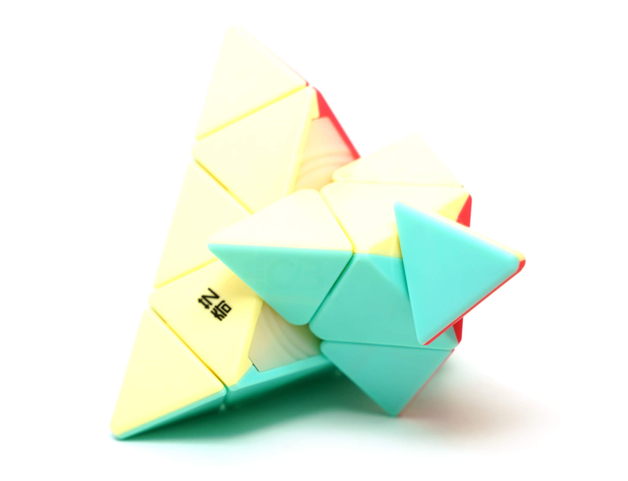 Vista lateral do Pyraminx Pastel QiYi mostrando o acabamento das peças