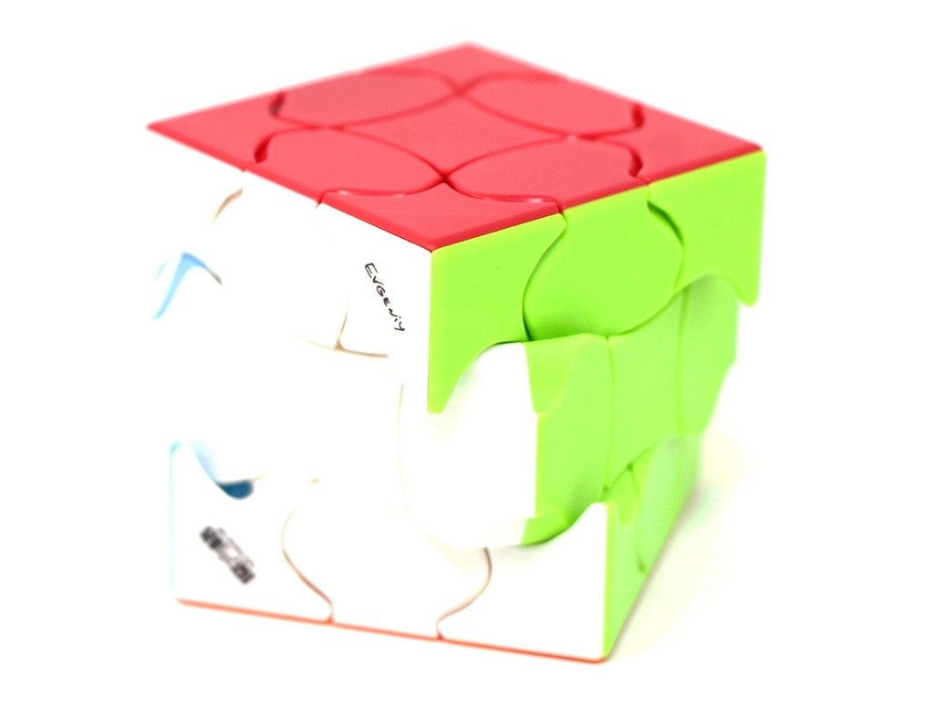 Cubo Mágico QiYi Fluffy Color montado, vista de topo com as seis faces coloridas