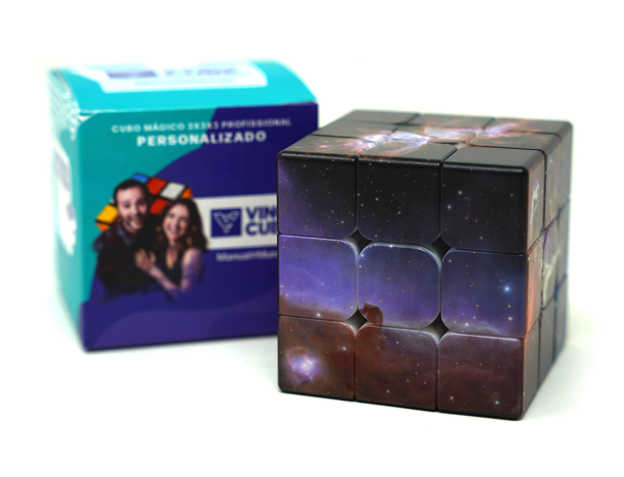 Vista lateral do Cubo Mágico Telescópios Espaciais mostrando imagem do cosmos capturada pelo Hubble