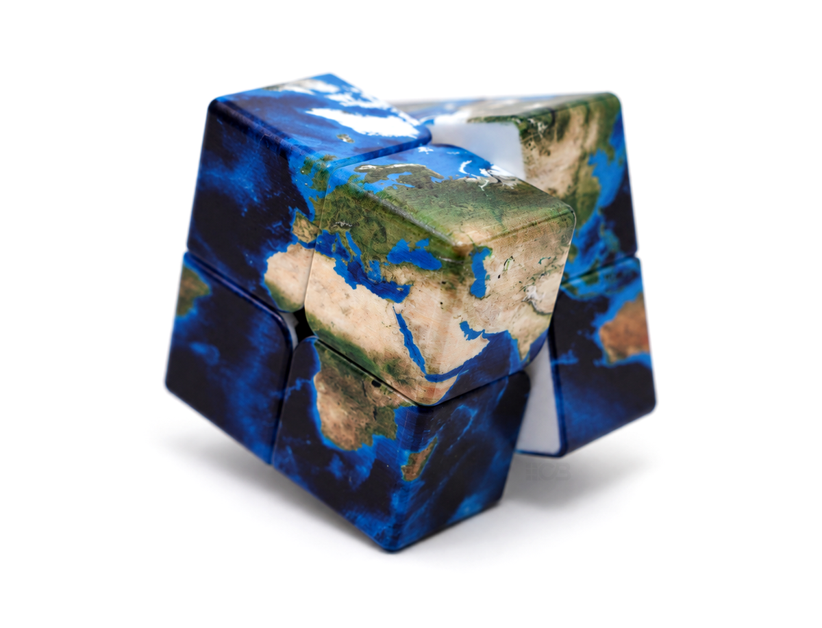 Cubo mágico 2x2 Planet Vinci Cube girado, com arte do mapa da Terra nas faces