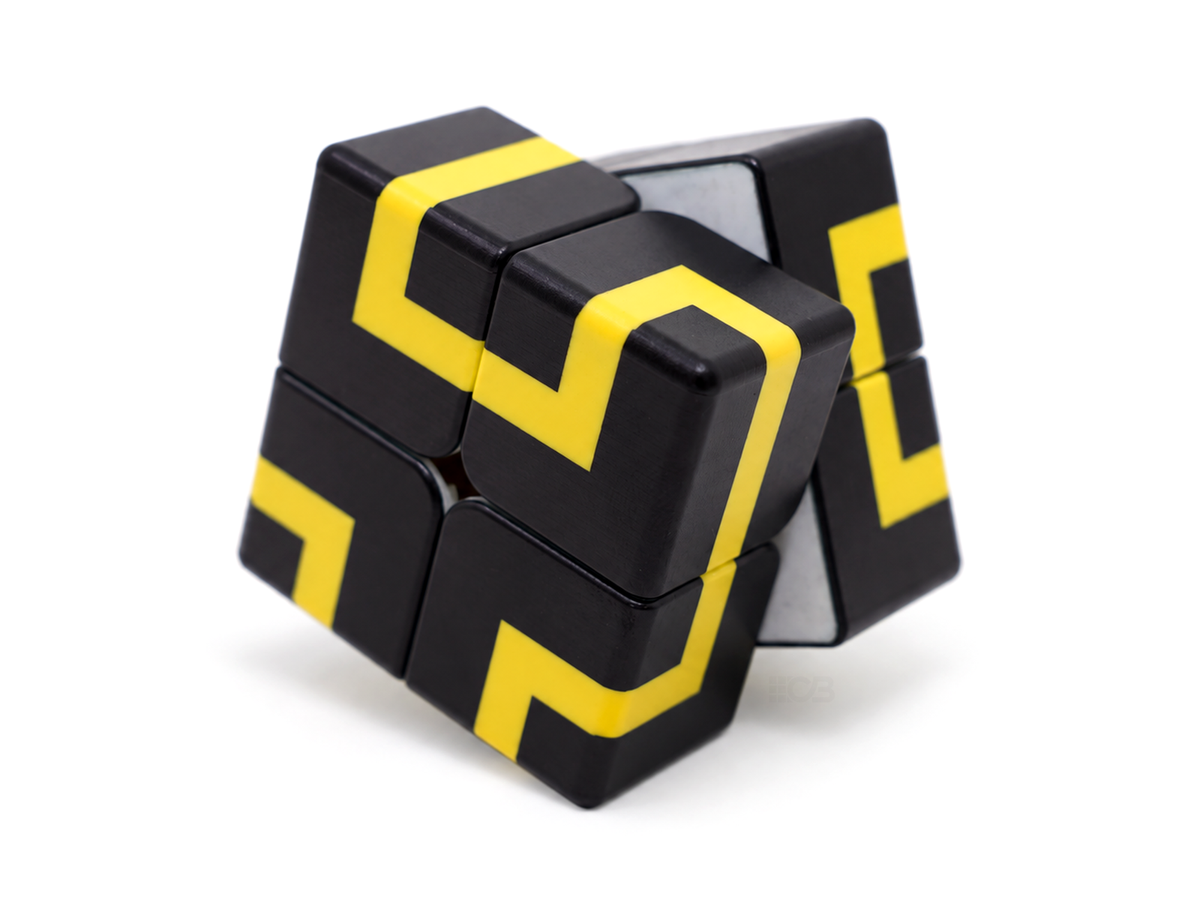Cubo mágico 2x2 Maze Vinci Cube amarelo girado, com linhas amarelas sobre fundo preto