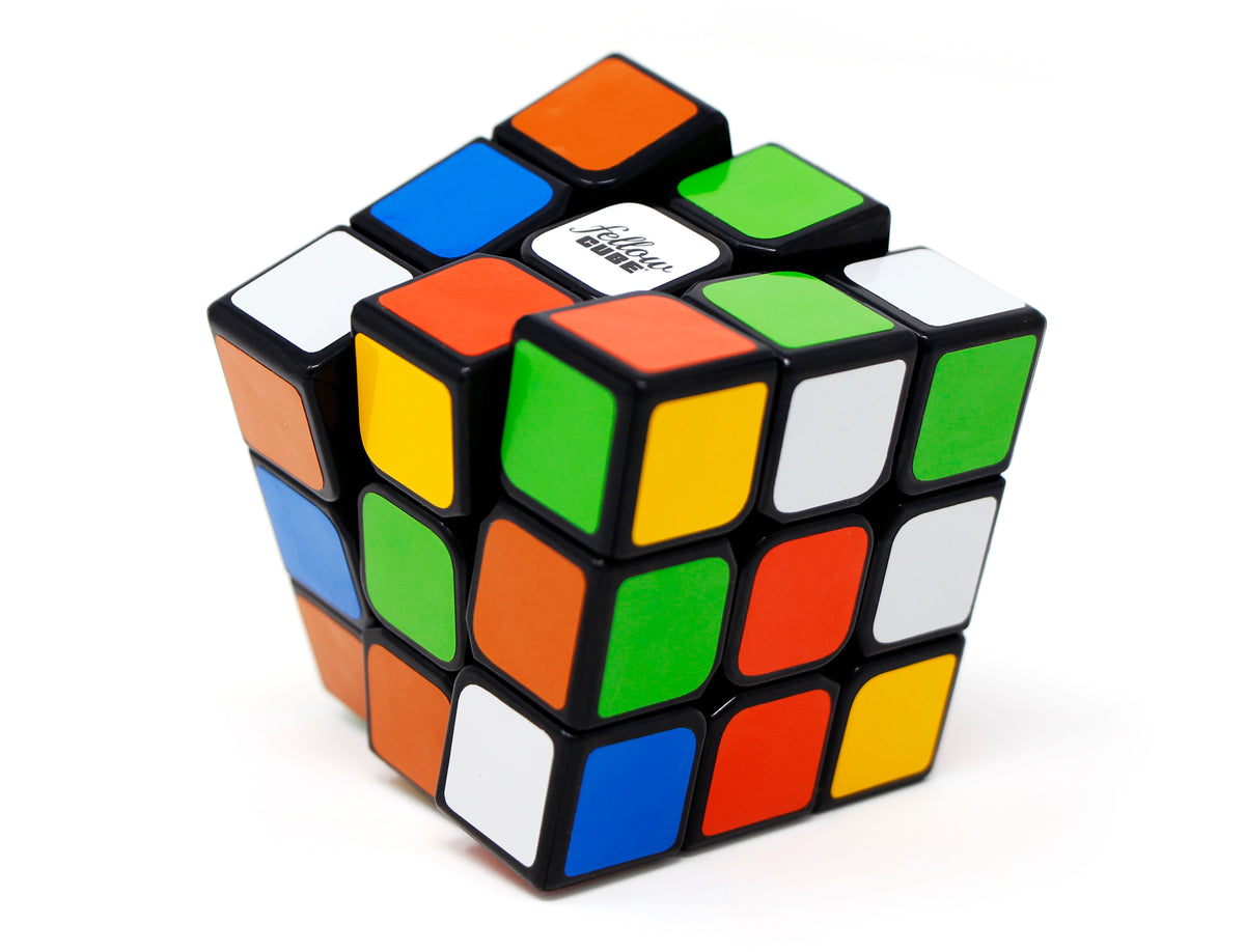 Fellow Cube 80S 3x3 adesivado com cores inspiradas nos anos 80 — cubo girado