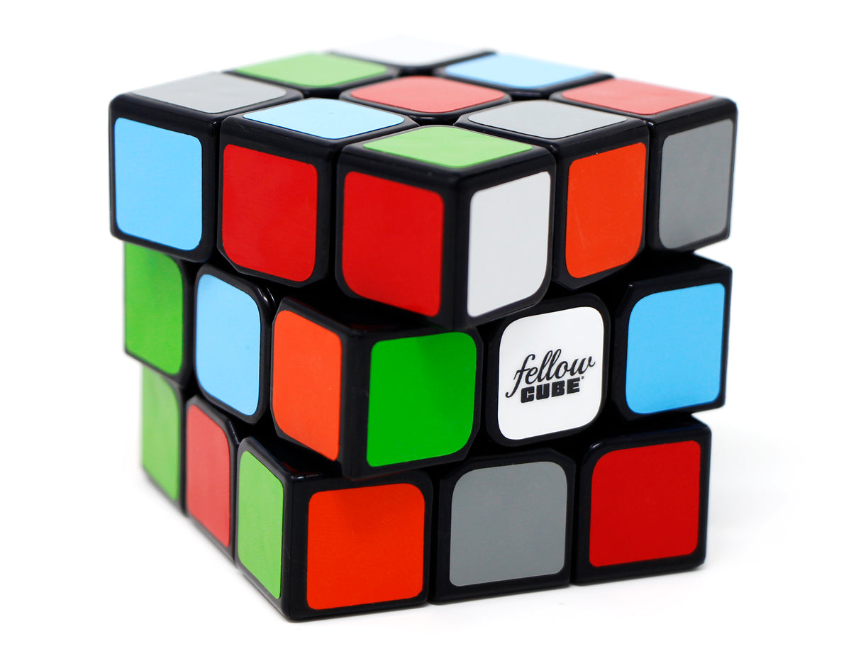 Fellow Cube 70S 3x3 adesivado em ângulo, com o logotipo visível