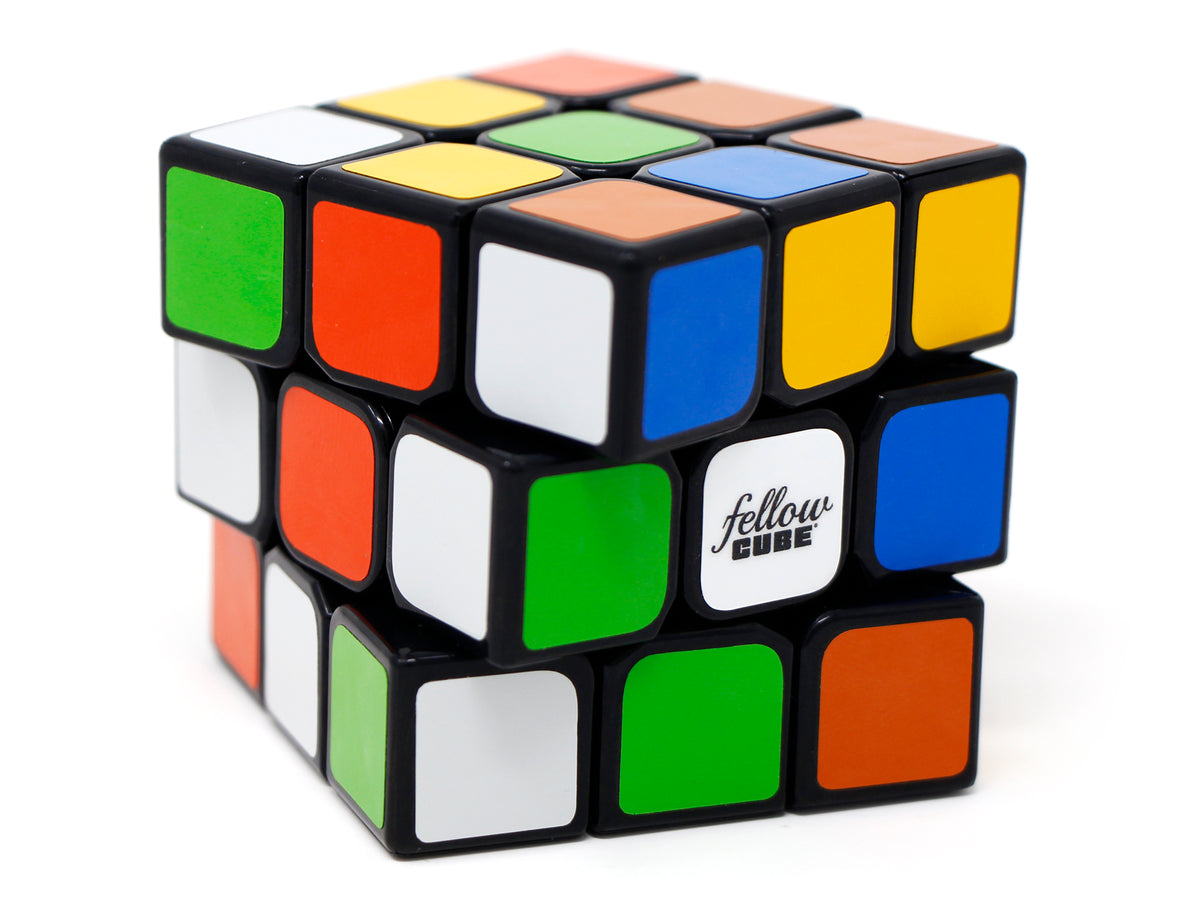 Fellow Cube 80S 3x3 adesivado em ângulo, com o logotipo visível