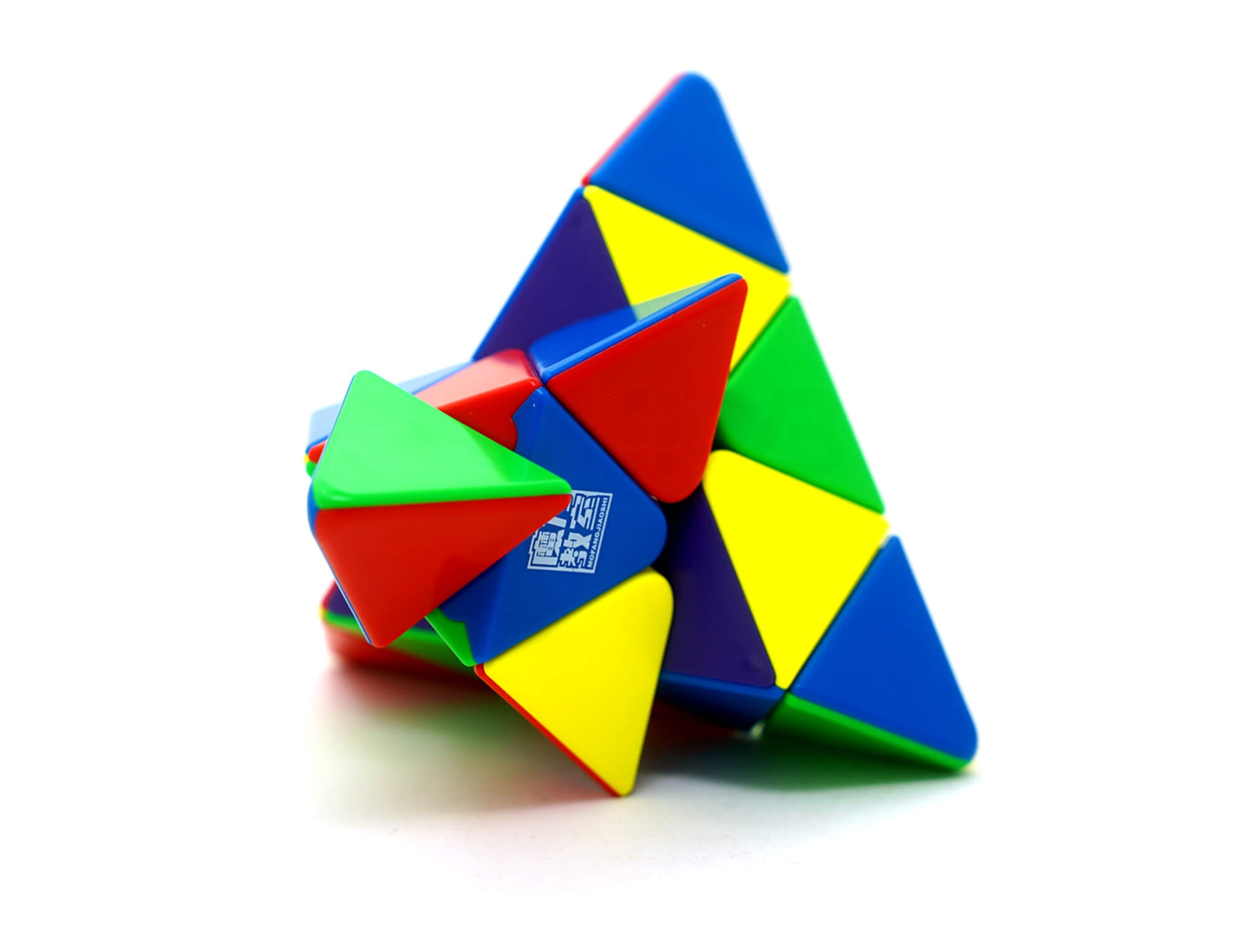 Pyraminx RS MagLev MoYu em movimento durante resolução
