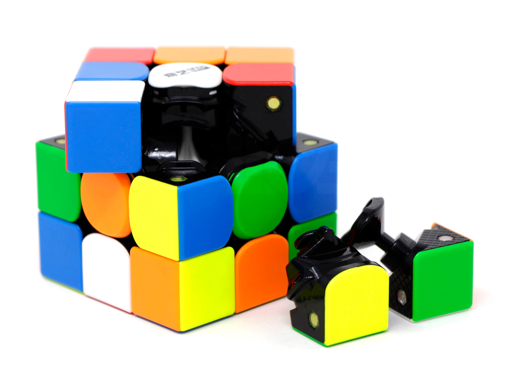 Detalhe das peças coloridas do QiYi MP 3x3 com acabamento stickerless