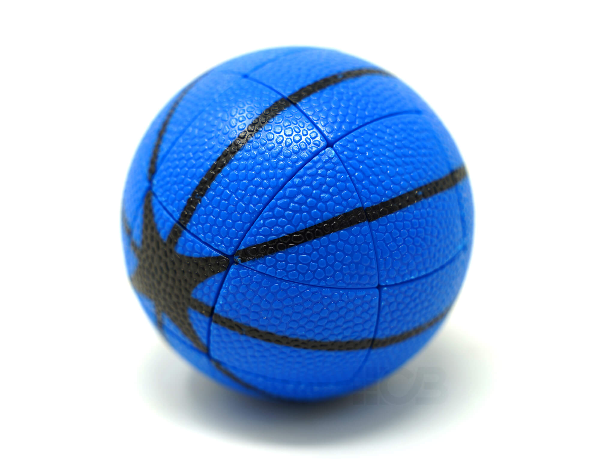 Três cubos Basketball Fanxin embaralhados lado a lado mostrando as formas irregulares