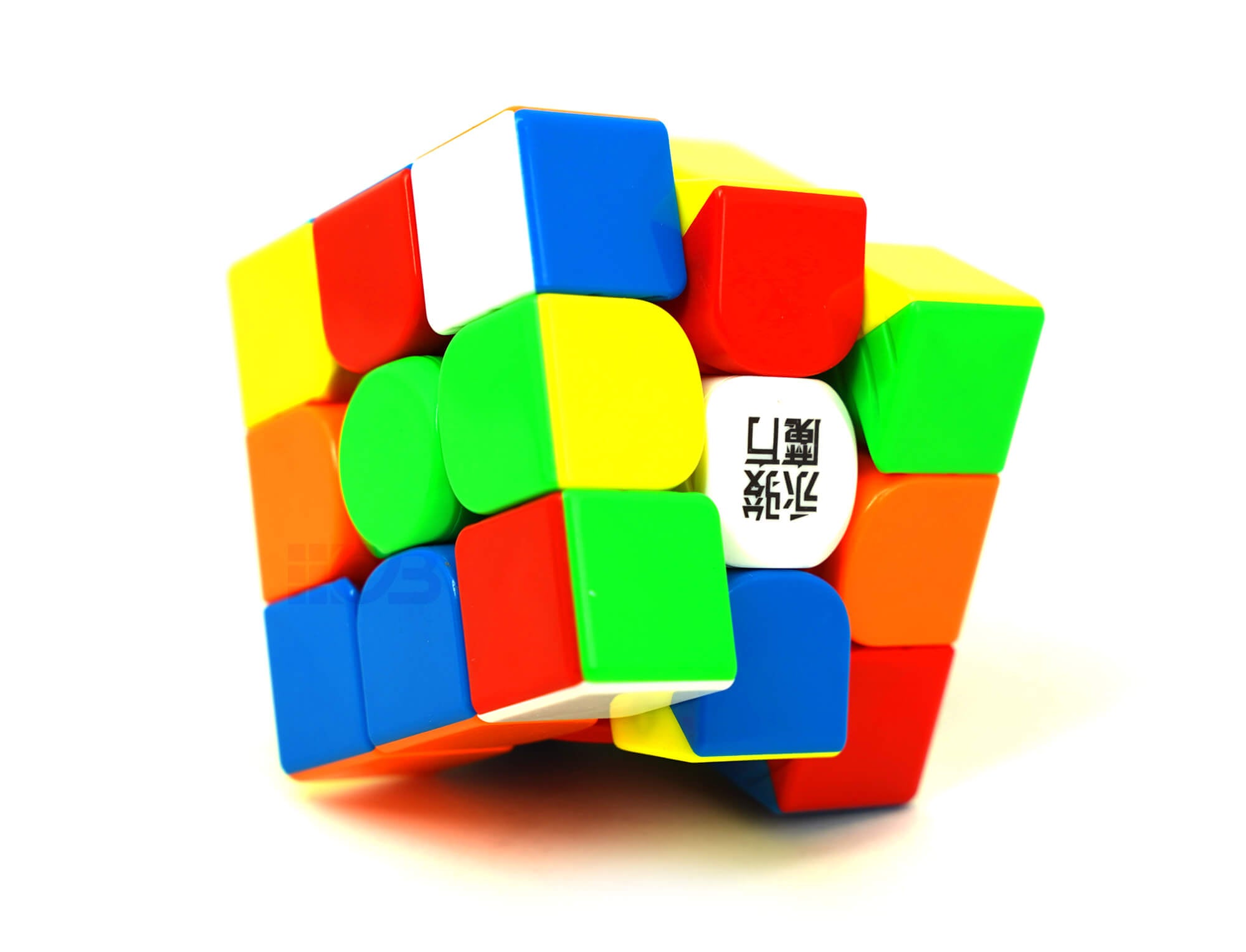 Cubo Mágico 3x3 Mini YJ ao lado de uma mão para referência de tamanho compacto