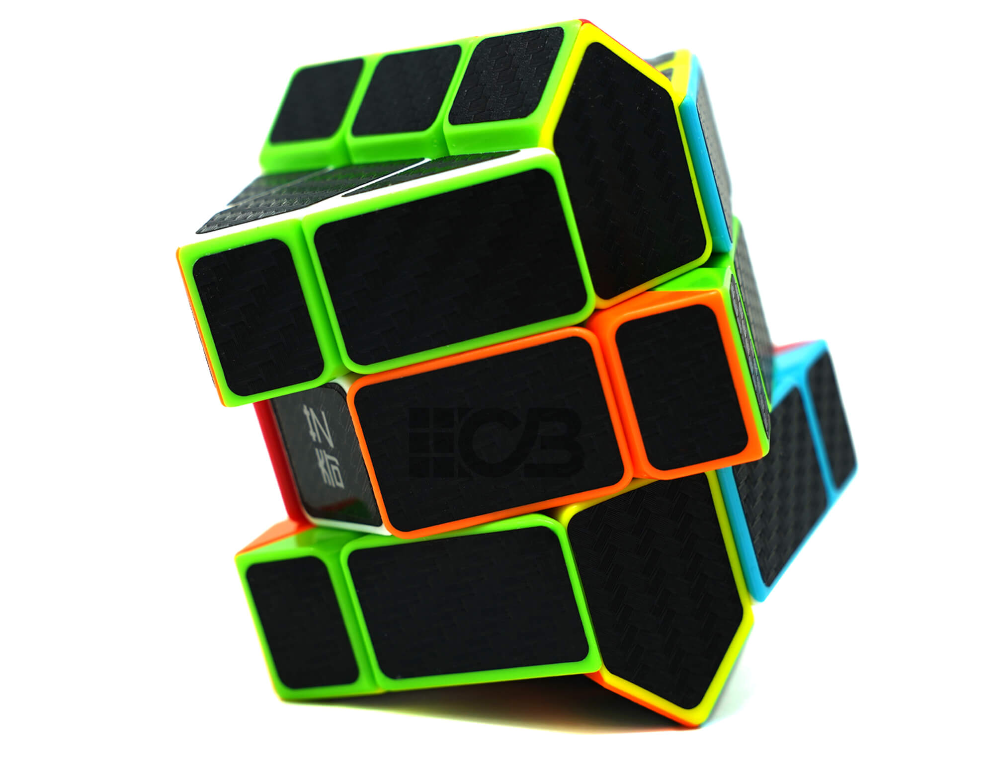 Fisher Cube Carbon QiYi exibindo as bordas em plástico colorido stickerless