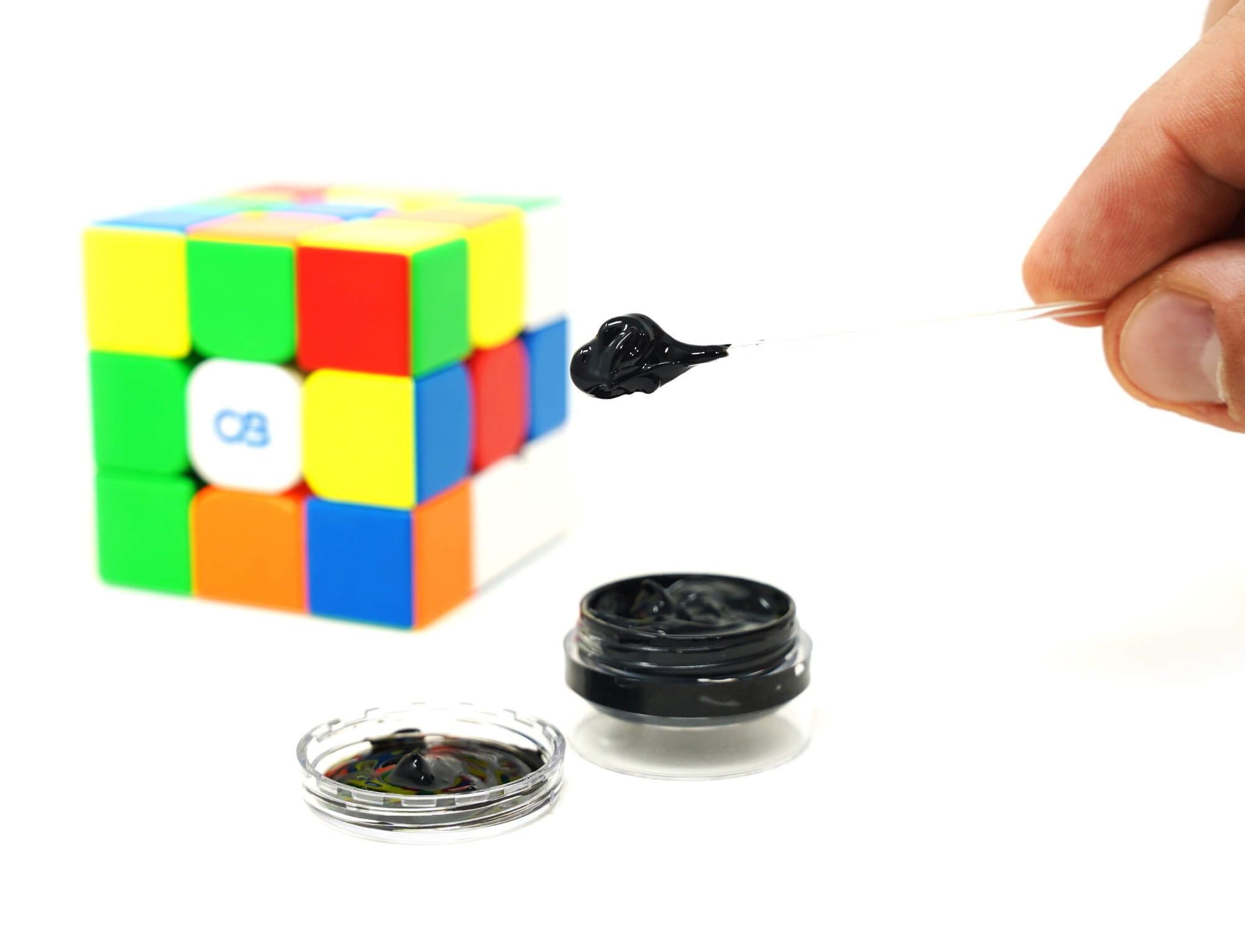 Lubrificante Venom Cuber Pro ao lado de um cubo mágico 3x3