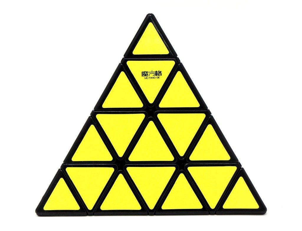 Pyraminx 4x4 QiYi Tradicional — ângulo lateral evidenciando as quatro camadas da pirâmide