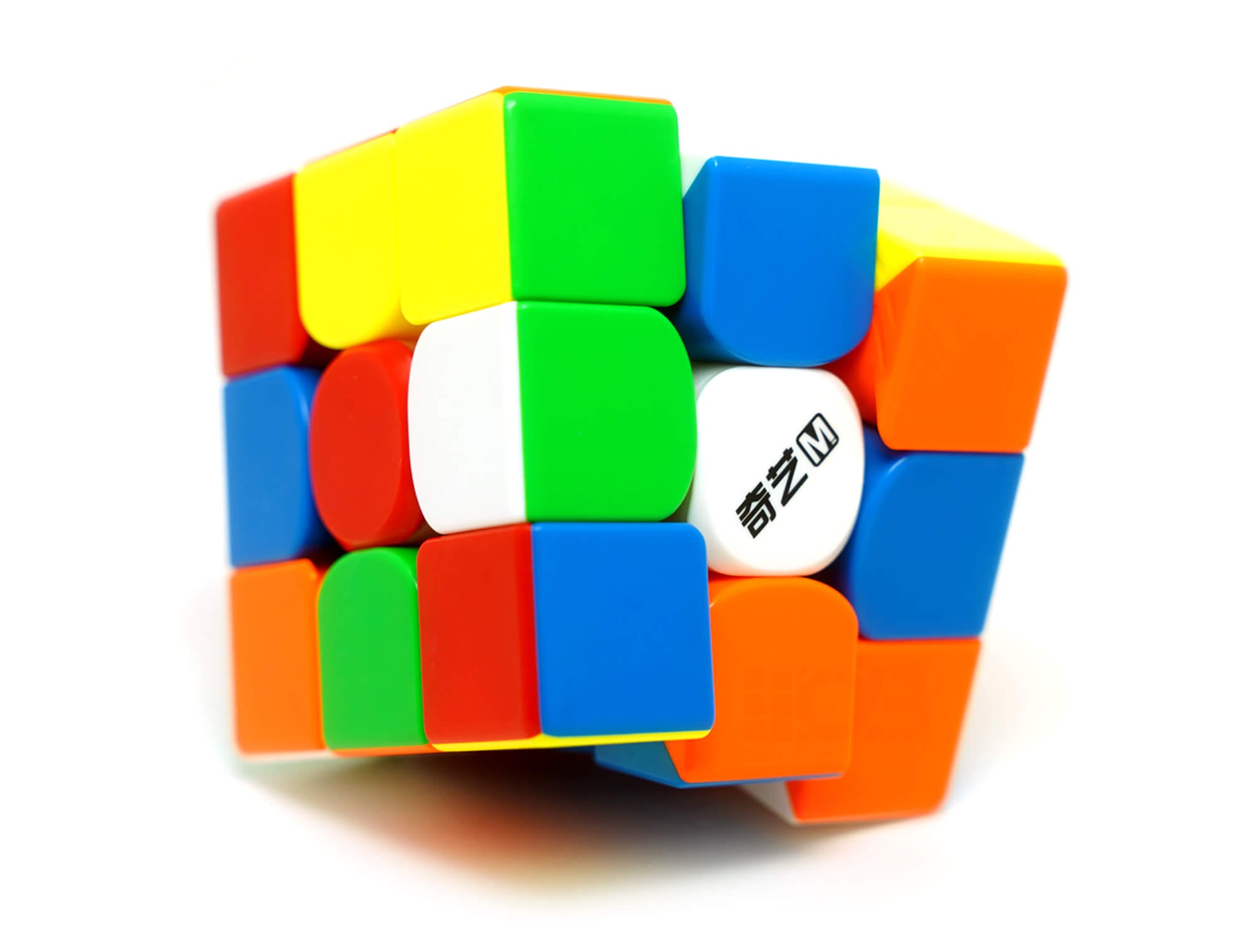 QiYi M Pro Elite 3x3 Magnético — detalhe lateral mostrando o acabamento stickerless