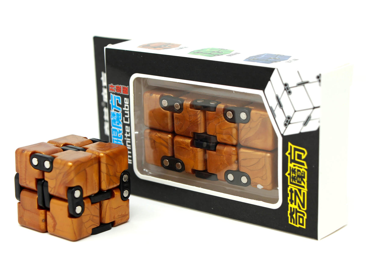 Cubo Infinito Dourado QiYi e embalagem, vistos em perspectiva