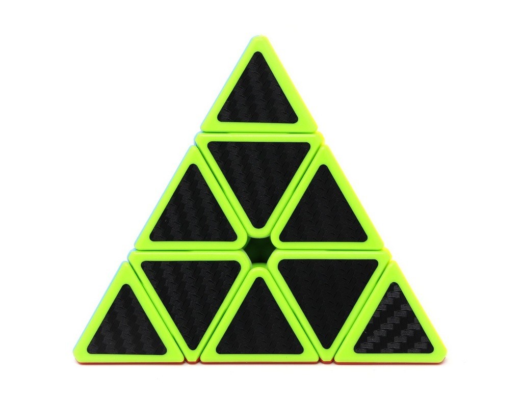 Pyraminx Qiming Carbon QiYi em vista frontal mostrando as cores e textura de fibra de carbono no centro das peças