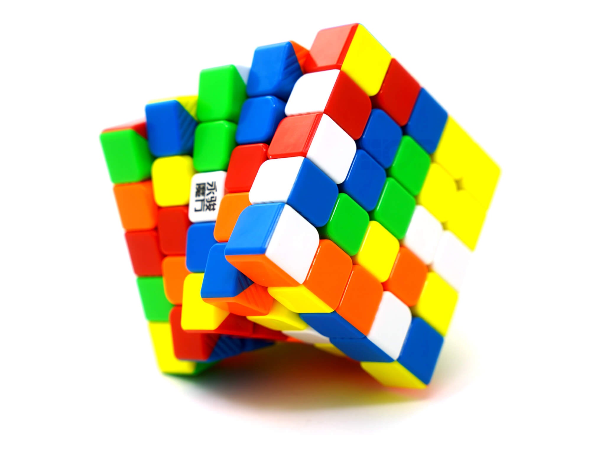 YuChuang V2M 5x5 Magnético YJ — ângulo lateral destacando a estrutura e as camadas do cubo