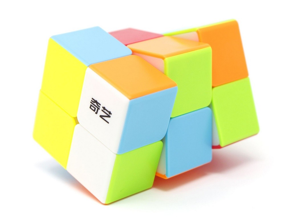 Detalhe das peças stickerless do Cuboide 2x2x3 QiYi em movimento