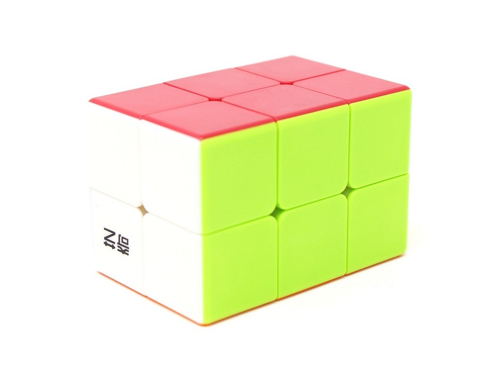 Cuboide 2x2x3 QiYi com peças coloridas embaralhadas, vista lateral