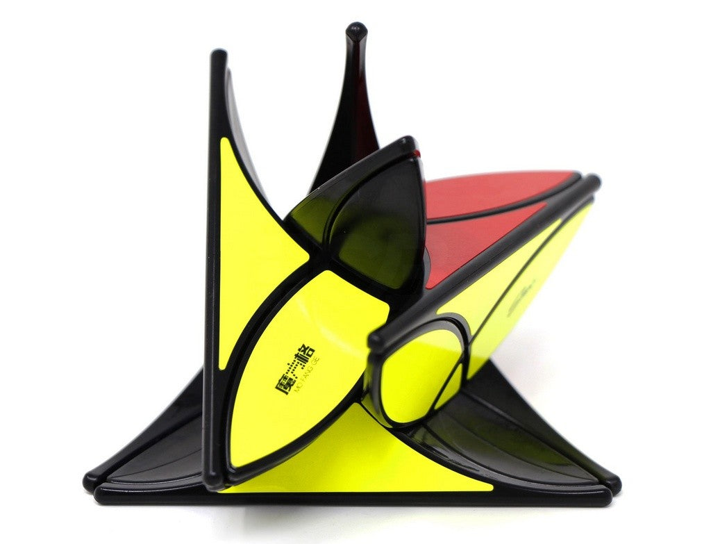 Pyraminx Clover QiYi em ângulo lateral evidenciando o formato de pirâmide e as peças coloridas
