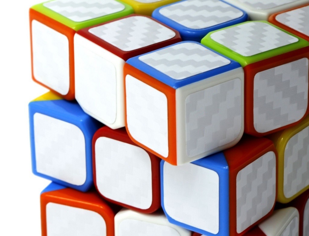 Visão lateral do Fellow Cube Carbon W com bordas coloridas no plástico e adesivos de fibra de carbono branca