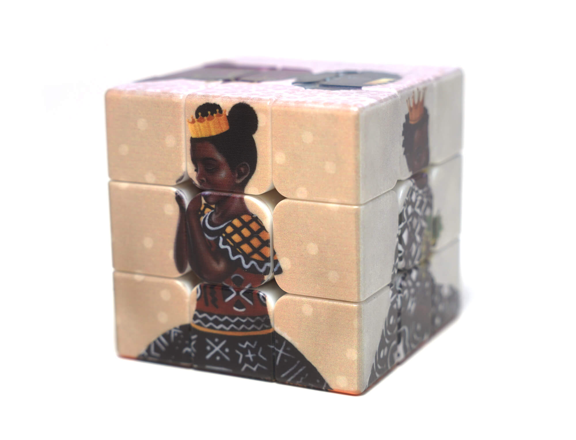 Close das peças do Cubo Mágico Nobreza Negra com impressão UV evidenciando a qualidade e nitidez da arte