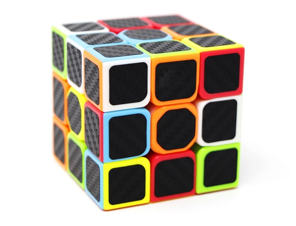 QiYi Warrior Carbon 3x3 em ângulo diagonal destacando o padrão carbono na base preta
