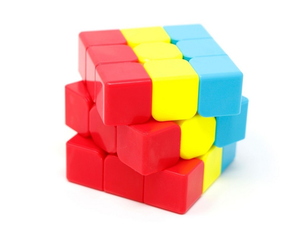 Cubo Mágico 3x3 QiYi Kids Sand com lados embaralhados sobre fundo neutro