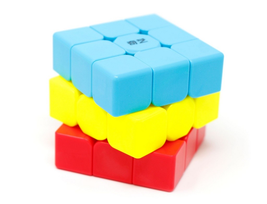 Cubo Mágico 3x3 QiYi Kids Sand em ângulo lateral mostrando acabamento das peças