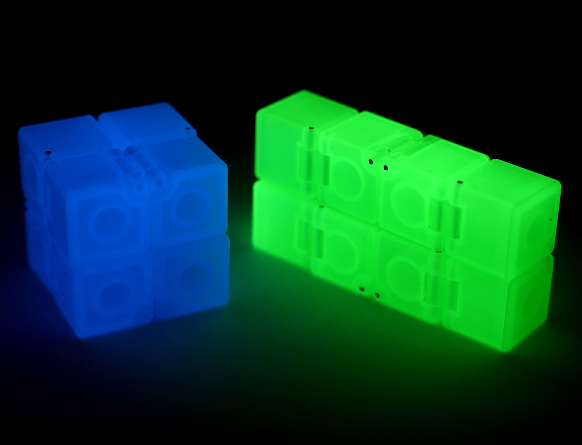 Infinity Cube SengSo azul aberto mostrando as articulações dobradas