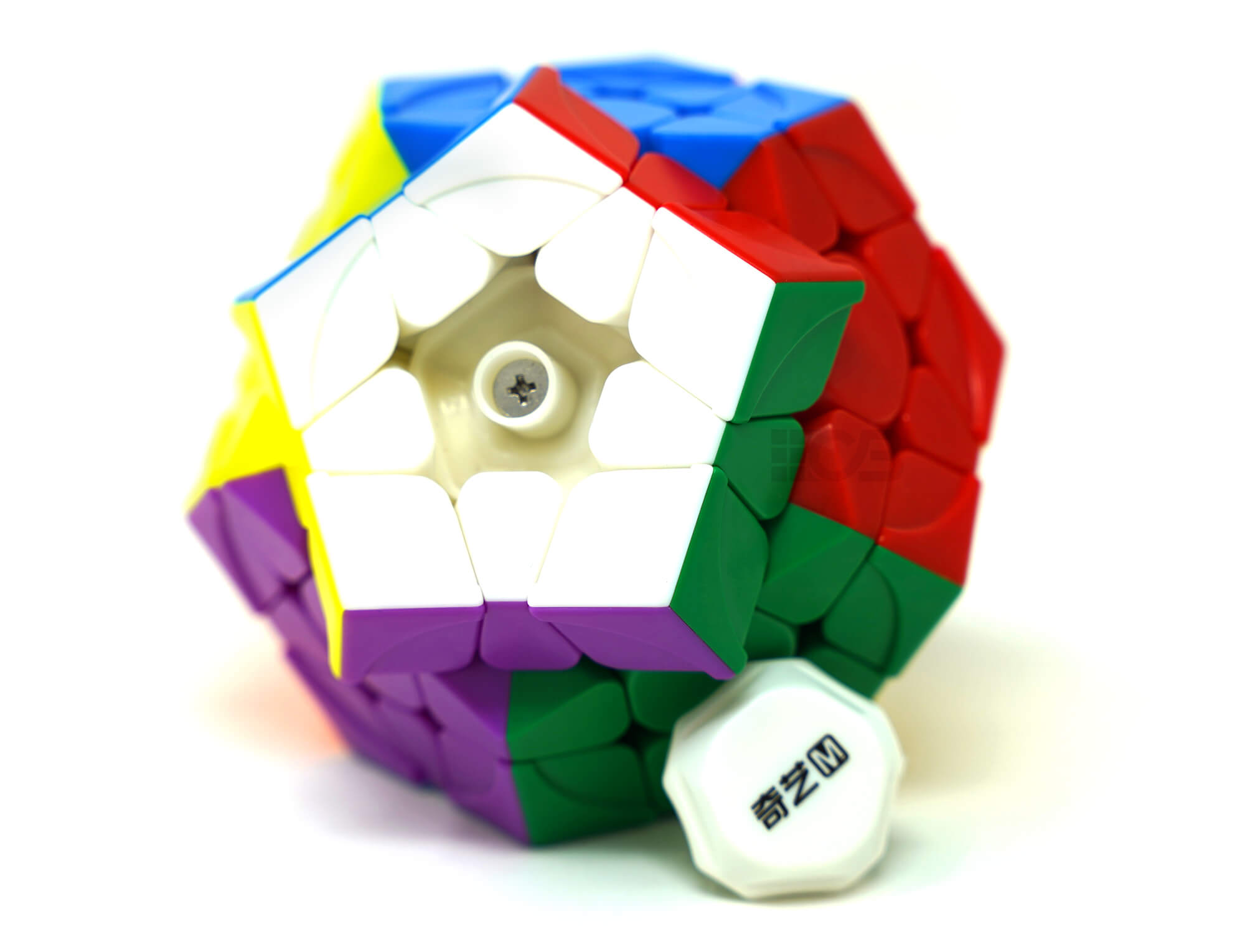 Megaminx QiYi Qiheng Magnético parcialmente embaralhado sobre superfície neutra